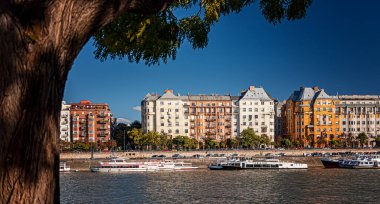 BUDAPEST, HUNGARY - 3 Ekim 2020: Budapeşte, Macaristan 'daki nehir kıyısındaki evler 3 Ekim 2020.