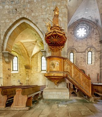 BELAPATFALVA, HUNGARY - 24 Ekim 2020: Blaptfalva, Macaristan Ortaçağ Manastırı.