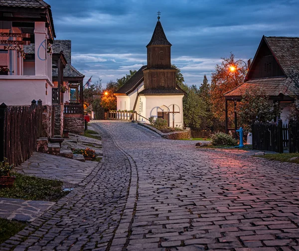 Holloko Maďarsko Října 2020 Bílý Chrám Tradiční Kamenné Domy Starém — Stock fotografie