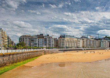 SAN SEBASTIAN, İspanya - 7 Mayıs 2019: San Sebastian, İspanya 'da evleri olan güzel plaj