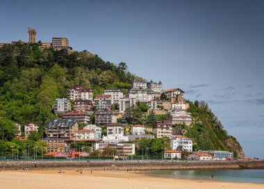 SAN SEBASTIAN, İspanya - 7 Mayıs 2019: San Sebastian, İspanya 'da evleri olan güzel plaj