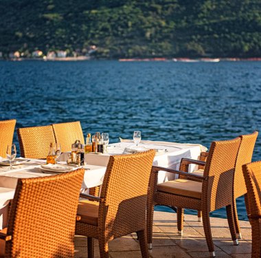 Denizde güzel bir restoran, öğleden sonra, dışarıda yemek konsepti.