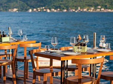 Denizde güzel bir restoran, öğleden sonra, dışarıda yemek konsepti.