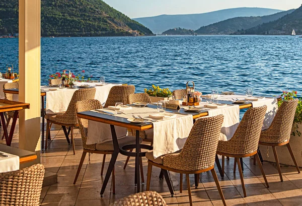 Denizde güzel bir restoran, öğleden sonra, dışarıda yemek konsepti.