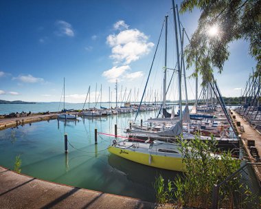BalatONFOLDVAR, HUNGARY - 6 HAZİRAN 2020: Macaristan 'ın Balatonfoldvar limanında yelkenli botlarla liman.