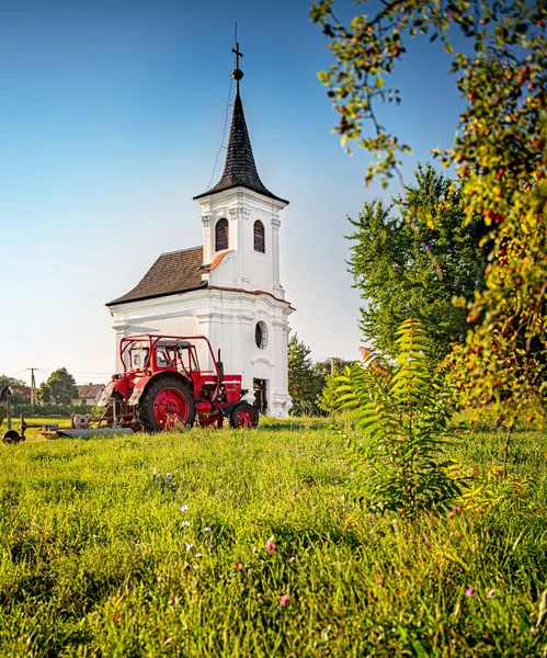 Mooie Oude Witte Kapel Bij Balatonlelle — Stockfoto