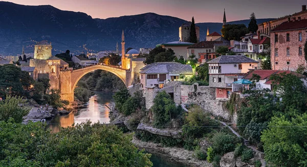 Mostar Bosnien August 2019 Bunter Sonnenuntergang Über Der Mittelalterlichen Brücke — Stockfoto