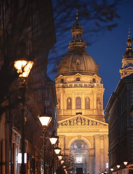 ブダペストの有名な聖シュテファン大聖堂夜 — ストック写真