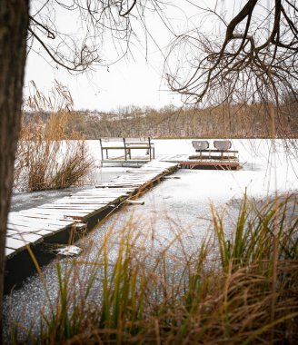 Donmuş göldeki iskelede, karlı.