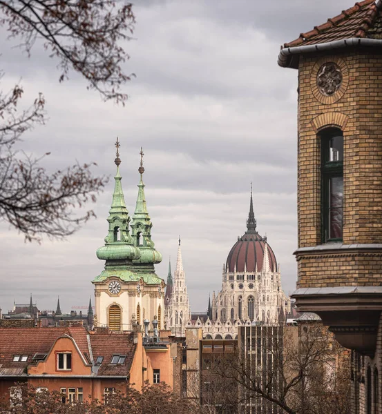 Pohled Maďarský Parlament Věžemi Chrámu — Stock fotografie