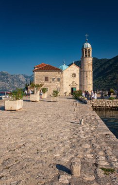 PERAST, MONTENEGRO - 7 AĞUSTOS, 2019: Perast, Karadağ 'daki Our Lady of the Rock tapınağına bakın.