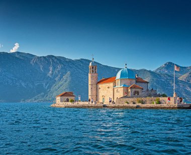 PERAST, MONTENEGRO - 7 AĞUSTOS, 2019: Perast, Karadağ 'daki Our Lady of the Rock tapınağına bakın.