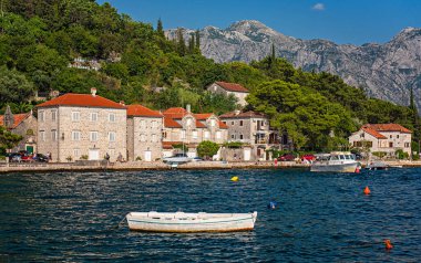 PERAST, MONTENEGRO - 7 AĞUSTOS, 2019: Karadağ 'ın Perast kentinin manzarası