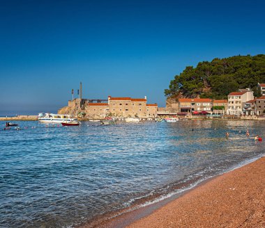 PETROVAC, MONTENEGRO - 10 AĞUSTOS, 2019: Petrovac 'ı ve yazları turistlerle dolu plajını görmek.