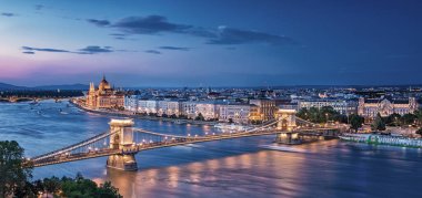 Budapeşte 'de, Zincir Köprüsü' nde gün batımında