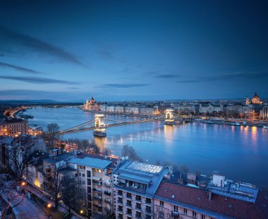 Budapeşte ve Zincir Köprüsü 'nde gece görüşü