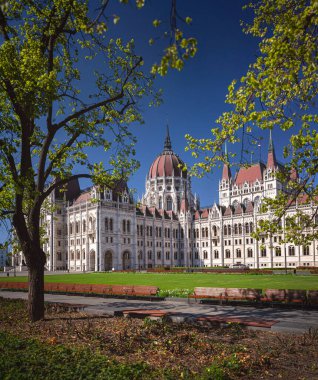 BUDAPEST, HUNGARY - 23 Nisan 2021: Macaristan Parlamentosu 23 Nisan 2021.