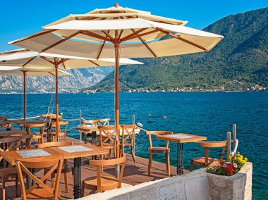 Denizde güzel bir restoran, öğleden sonra, dışarıda yemek konsepti.