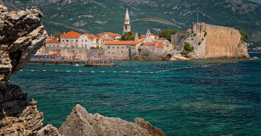 BUDVA, MONTENEGRO - 9 AĞUSTOS, 2019: Karadağ 'ın eski Budva kentine bakın.