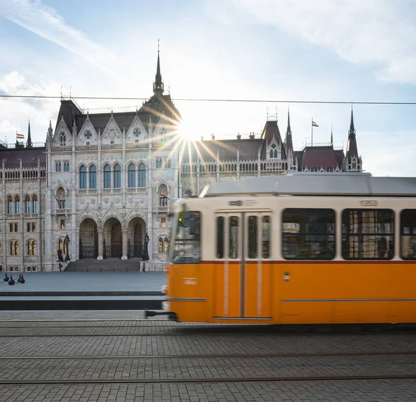 Budapest Węgry Maja 2021 Poruszający Się Żółty Tramwaj Przed Słynnym — Zdjęcie stockowe
