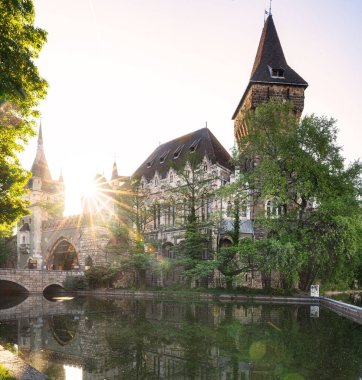 Macaristan 'ın başkenti Budapeşte' nin şehir parkındaki Vajdahunyad şatosuna bakın.