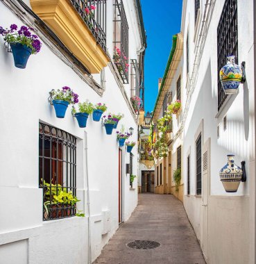CORDOBA, İspanya - 16 Mayıs 2018: 16 Mayıs 2018: Çiçekli eski Cordoba kasabası.