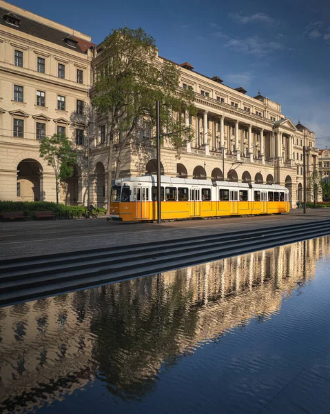 ブダペスト ハンガリー 2021年5月4日 有名なハンガリー議会の前で黄色のトラムを移動する — ストック写真