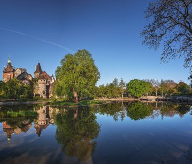 Macaristan 'ın başkenti Budapeşte' nin şehir parkındaki Vajdahunyad şatosuna bakın.