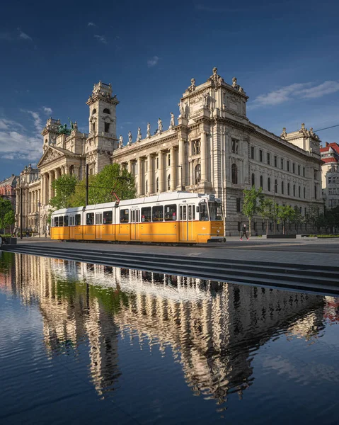 Budapest Węgry Maja 2021 Poruszający Się Żółty Tramwaj Przed Słynnym — Zdjęcie stockowe