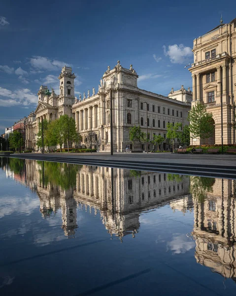 Budapest Hongrie Mai 2021 Déplacement Tramway Jaune Devant Célèbre Parlement — Photo