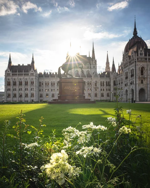 Macaristan Parlamentosu Günbatımında Budapeşte — Stok fotoğraf