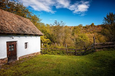 HOLLoKo, HUNGARY - 18 Ekim 2020: Macaristan 'ın Holloko kentindeki geleneksel taş evler