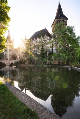 Macaristan 'ın başkenti Budapeşte' nin şehir parkındaki Vajdahunyad şatosuna bakın.