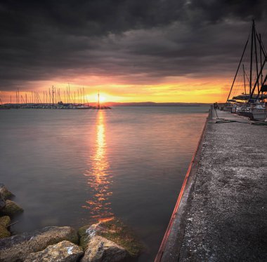 Yazın Balaton Gölü 'nün üzerinde harika bir gün batımı