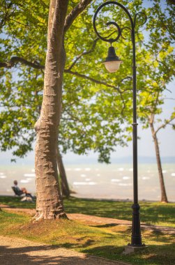 Yazın Balaton Gölü 'ndeki güzel Kvassay Bulvarı.