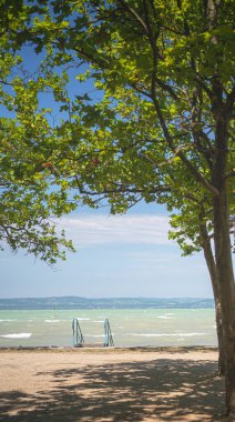 Yazın Balaton Gölü 'ndeki güzel Kvassay Bulvarı.