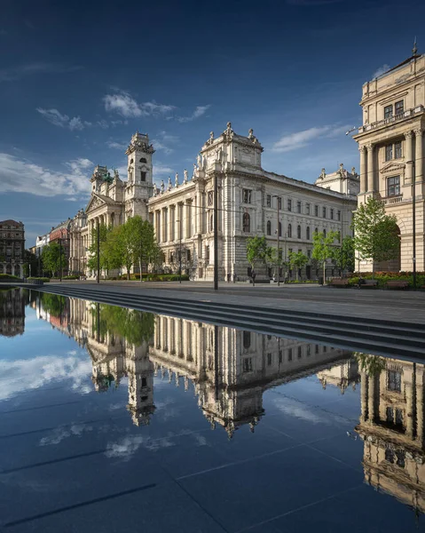 Budapest Hungary May 2021 Pond Front Famous Hungarian Parliament Budapest — Foto Stock