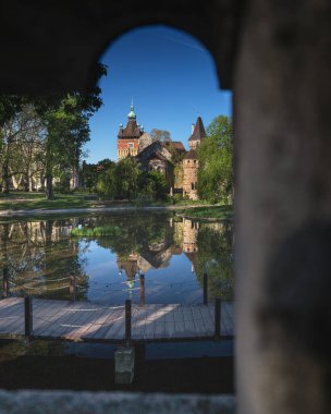 Macaristan 'ın başkenti Budapeşte' nin şehir parkındaki Vajdahunyad şatosuna bakın.