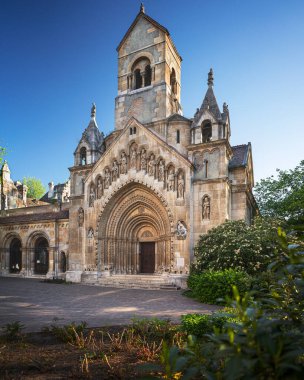 BUDAPEST, HUNGARY - 13 Mayıs 2021 Vajdahunyad Şatosu 'nun karşısındaki manastır..