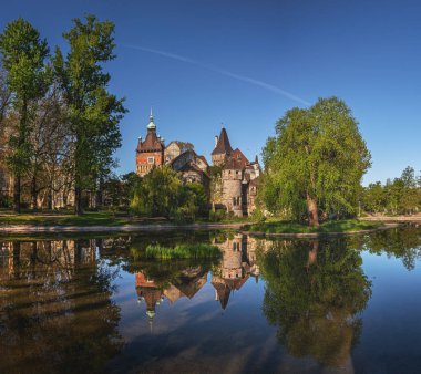 Macaristan 'ın başkenti Budapeşte' nin şehir parkındaki Vajdahunyad şatosuna bakın.