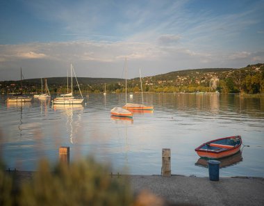 Macaristan, Balaton Gölü 'ndeki limanda yaz mevsiminde yelkenliler