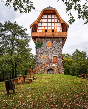 Macaristan 'ın Bujk kentinde sonbaharda ünlü bir Sasbrc gözcüsü