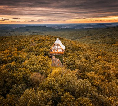 Macaristan 'ın Bujk kentinde sonbaharda ünlü bir Sasbrc gözcüsü
