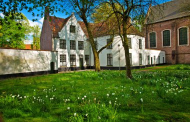 Yaz aylarında Bruges'deki Begijnhof
