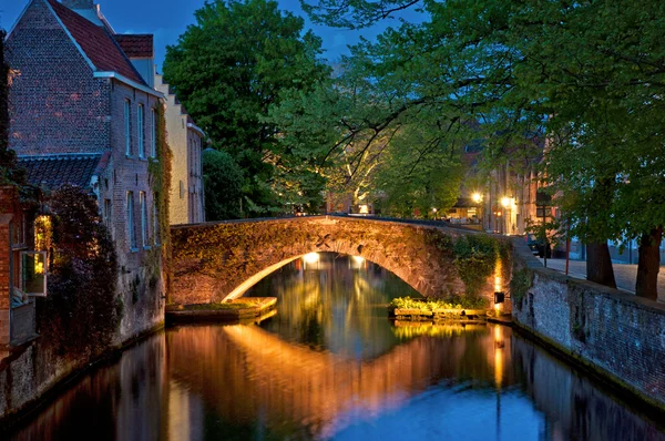 Budovy podél kanálu v Bruggách — Stock fotografie