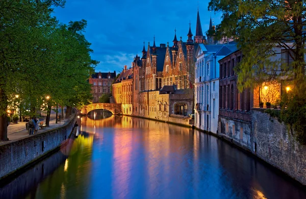 Edifícios ao longo do canal em Bruges — Fotografia de Stock