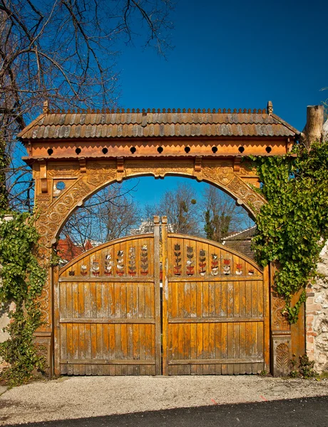 Puerta de madera vieja en la calle — Foto de Stock