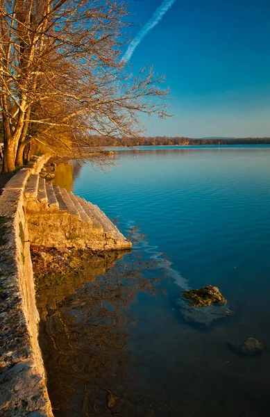 Tó az őszi parkban — Stock Fotó