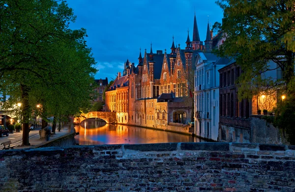 Bâtiments le long d'un canal à Bruges — Photo