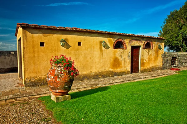 Casa rural en otoño — Foto de Stock